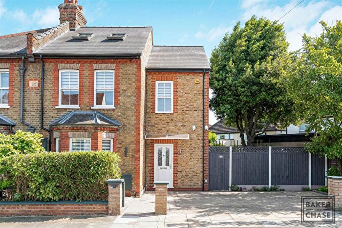 3 Bedroom Flat For Sale In Brodie Road, Enfield, EN2