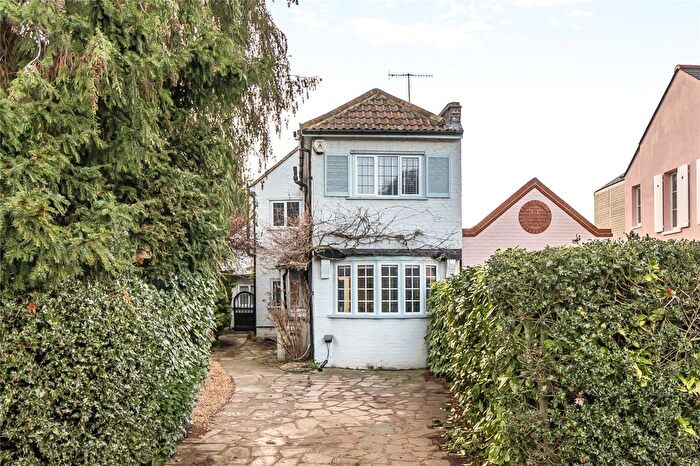 4 Bedroom Detached House For Sale In West End Lane, Esher, KT10