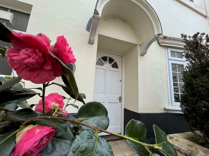 1 Bedroom Flat To Rent In Osborne Road, Edgcumbe Court: Beautiful One Bedroom Flat With A Large Living Room And Parking, PL3