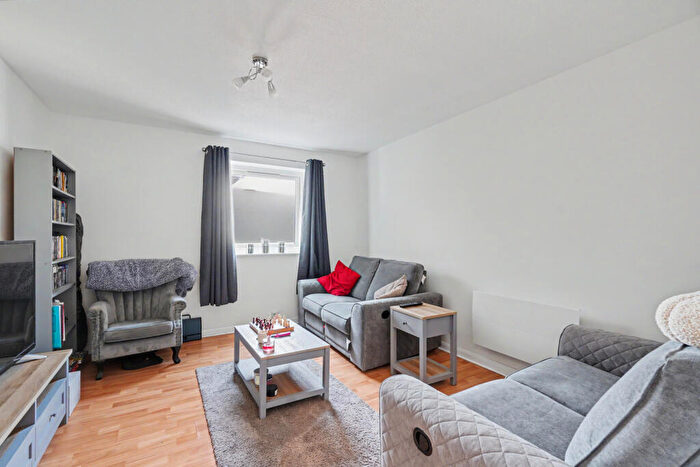 2 Bedroom Flat For Sale In Richmond Road, ME7