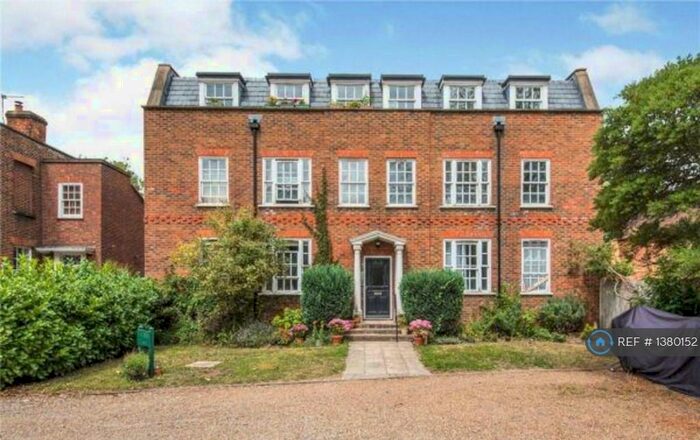 3 Bedroom Flat To Rent In Villiers Road, Kingston Upon Thames, KT1