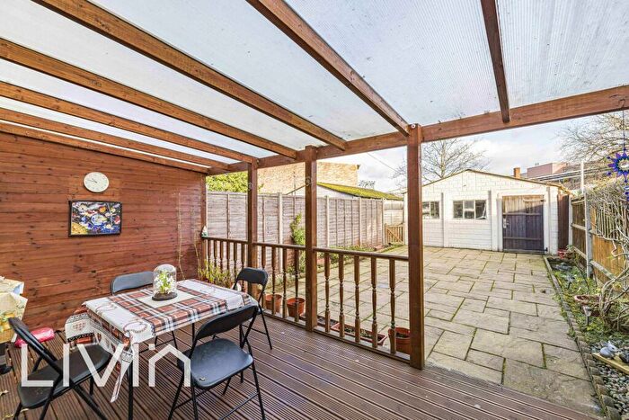 3 Bedroom End Of Terrace House For Sale In Mitcham Road, Croydon, Surrey, CR0