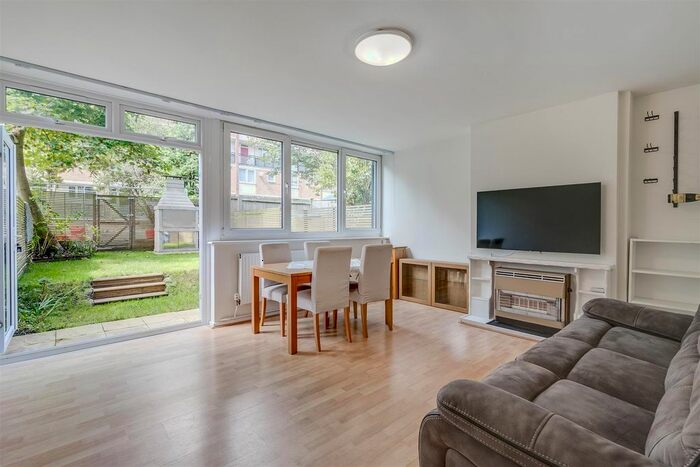 3 Bedroom Flat To Rent In Lytton Grove, London, SW15