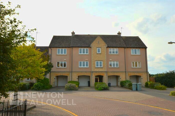 3 Bedroom Town House To Rent In Gresley Drive, Stamford, PE9