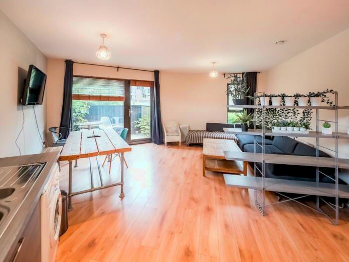 2 Bedroom Apartment To Rent In Apt :: Burgess House, M4