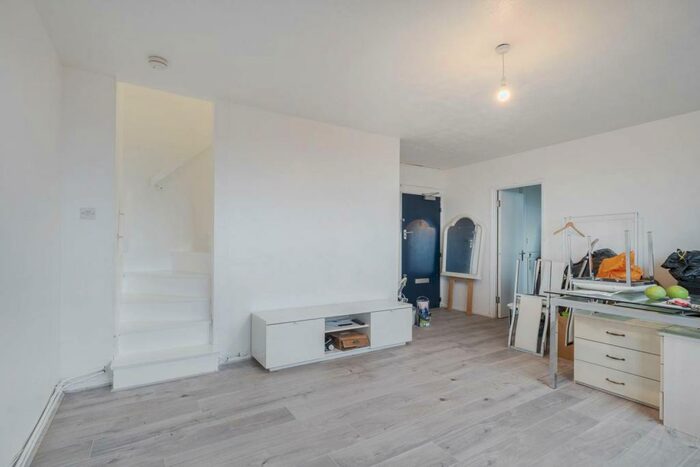 2 Bedroom Flat To Rent In Pelican Estate, Peckham, London, SE15