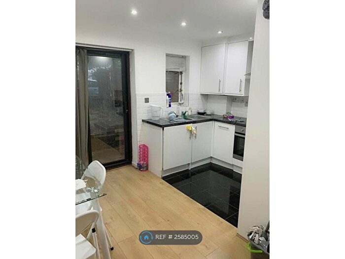 3 Bedroom Detached House To Rent In Hanover Avenue, London, E16