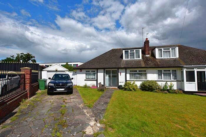 3 Bedroom Bungalow For Sale In Chestnut Drive, Harrow, Middlesex, HA3
