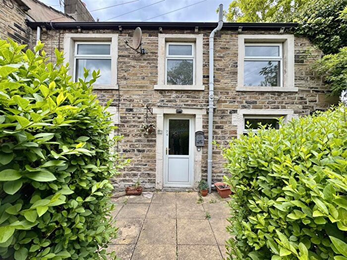 2 Bedroom Character Property For Sale In Almondbury Bank, Moldgreen, Huddersfield, HD5
