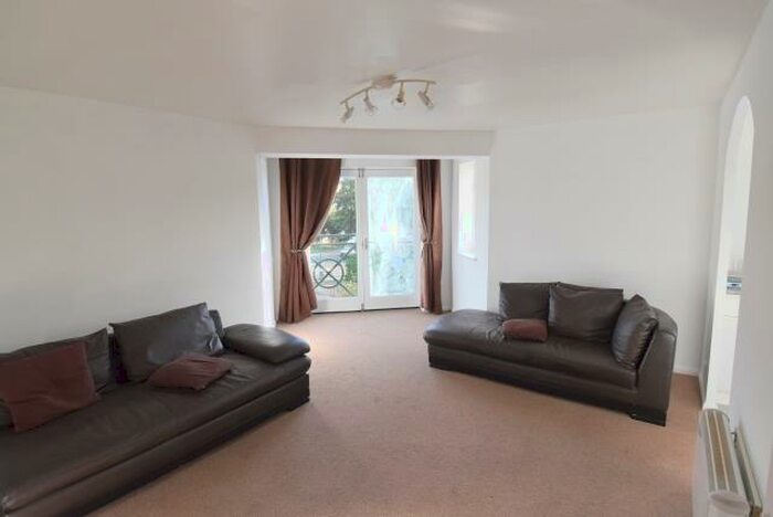 2 Bedroom Flat To Rent In Morris Court, Enfield, EN3