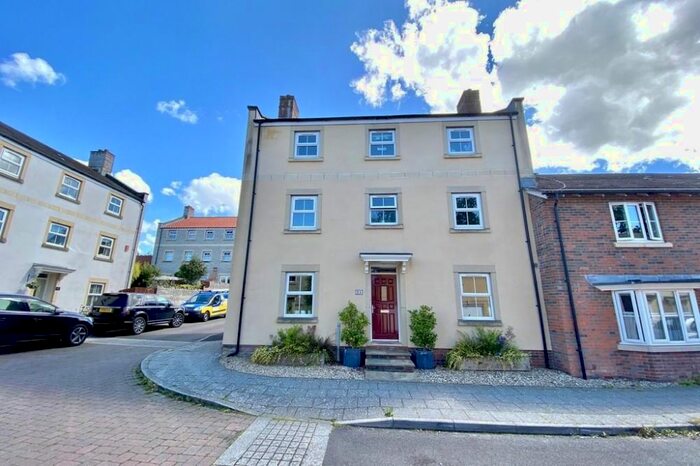 4 Bedroom Town House To Rent In Clockhouse View, Street, BA16
