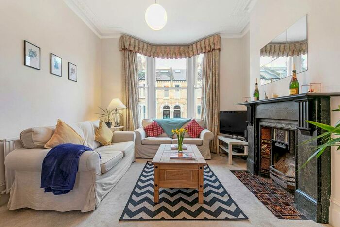 4 Bedroom Flat To Rent In Montholme Road, Between The Commons, London, SW11
