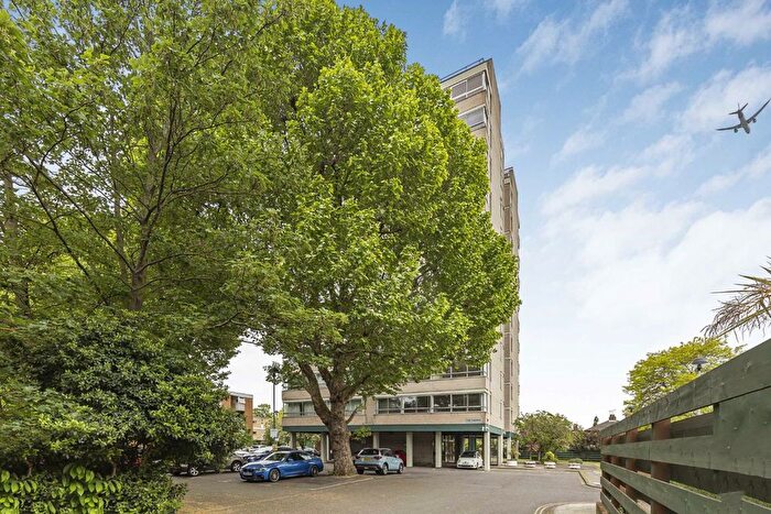 2 Bedroom Flat For Sale In Lower Mortlake Road, Richmond, TW9