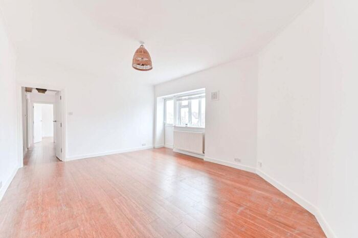 4 Bedroom Flat To Rent In Willesden Lane, Brondesbury, London, NW2