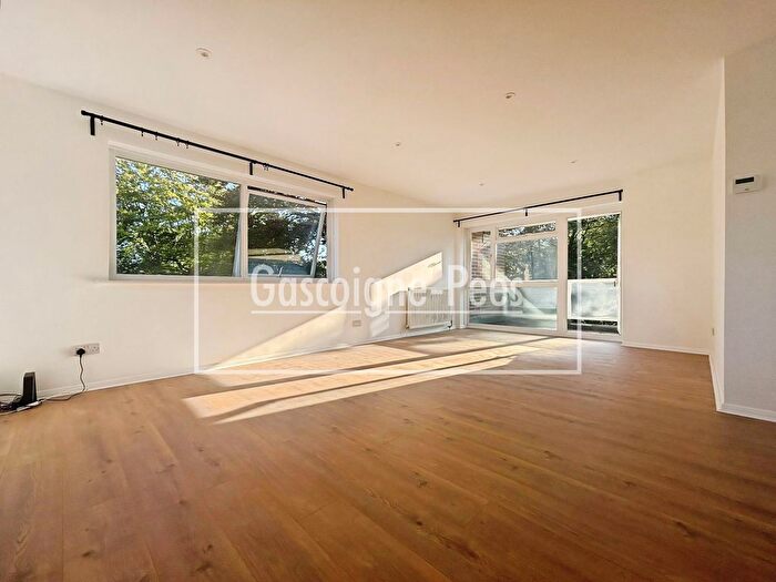 2 Bedroom Flat To Rent In Rosetrees Jolive Court, Guildford, GU1