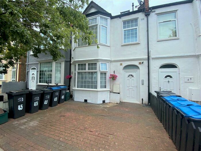 1 Bedroom Apartment To Rent In Park Avenue, Mitcham, CR4