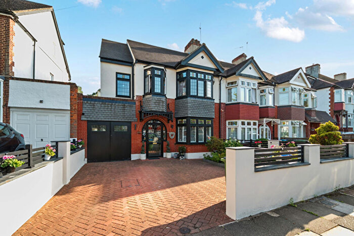 3 Bedroom End Of Terrace House For Sale In Chelsworth Drive, Plumstead, SE18