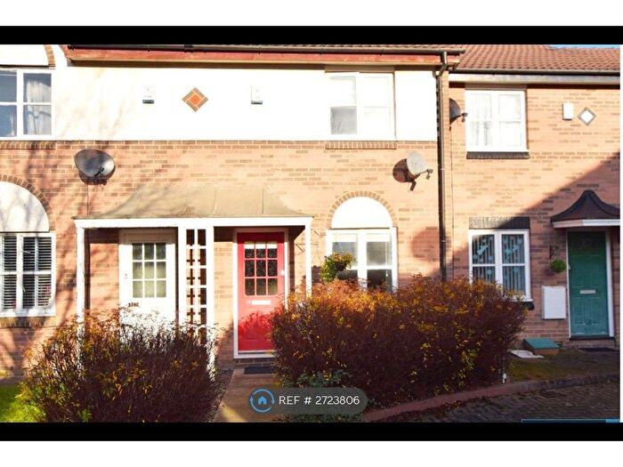 2 Bedroom Semi-Detached House To Rent In Grange Close, Hunslet, Leeds, LS10