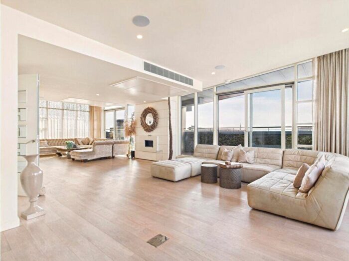 3 Bedroom Apartment To Rent In Upper Thames Street, London, EC4V