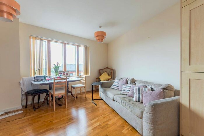 2 Bedroom Flat To Rent In Drayton Green Road, West Ealing, London, W13