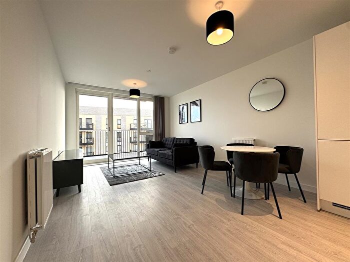 1 Bedroom Flat To Rent In Hayes Village, Hayes, UB3