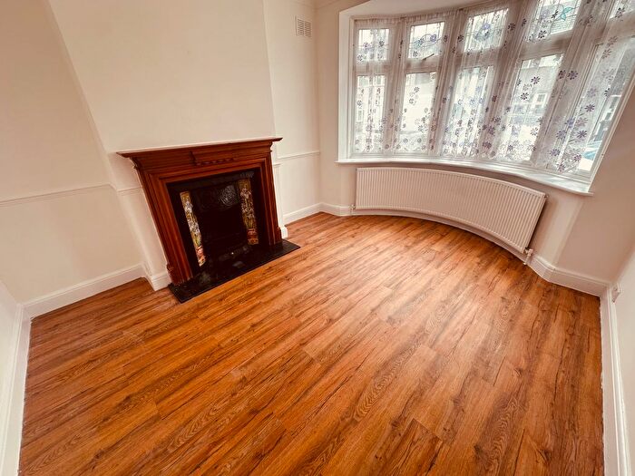 2 Bedroom Flat To Rent In Staines Road, Ilford, IG1