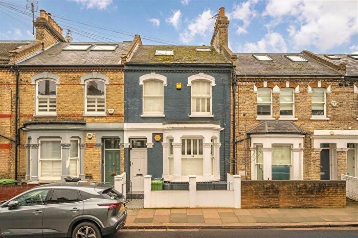 2 Bedroom Flat For Sale In Chaldon Road, London, SW6