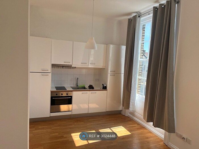 Studio To Rent In Holloway Road, London, N19