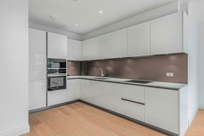 1 Bedroom Flat To Rent In Pinewood Gardens, Teddington, Middlesex, TW11