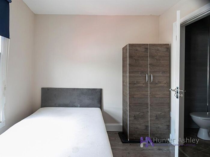 1 Bedroom Detached House To Rent In Hillside, Slough, SL1