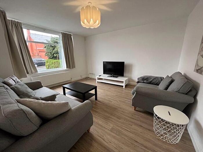 3 Bedroom Semi-Detached House To Rent In Clarendon Rd, Tw, TW15