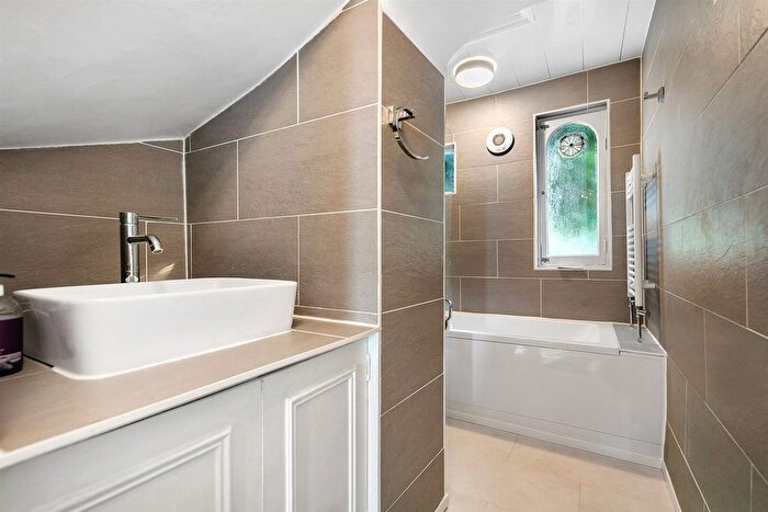 1 Bedroom Flat To Rent In Elsynge Road, London, SW18