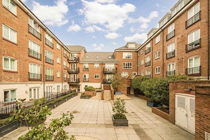 3 Bedroom Flat For Sale In High Street, Brentford, TW8