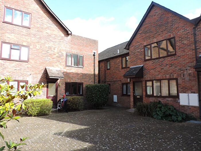 2 Bedroom Flat To Rent In Staple Gardens, Bilberry Court Staple Gardens, SO23