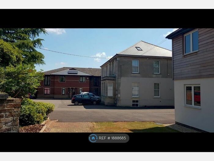 2 Bedroom Flat To Rent In Hawthorn Road, Chippenham, SN15