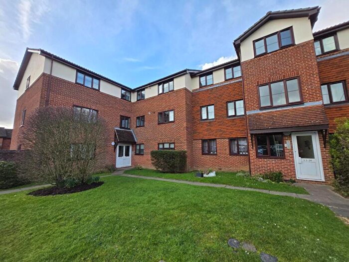 1 Bedroom Flat To Rent In Yeomanry Close, Epsom, KT17