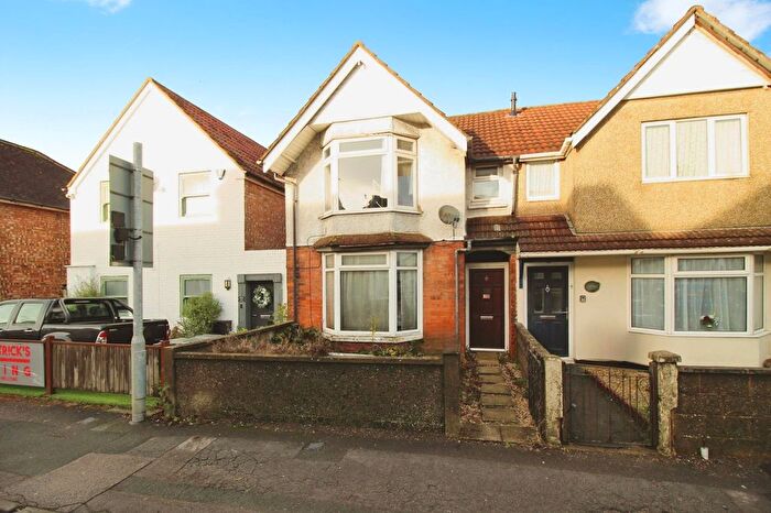 3 Bedroom End Terrace House To Rent In Ferndale Road, Swindon, SN2