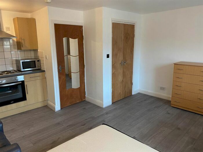 Studio To Rent In Haymill Close, Perivale, Greenford, UB6