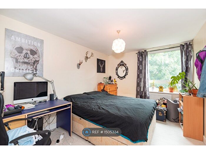 3 Bedroom Flat To Rent In Tooting, London, SW17