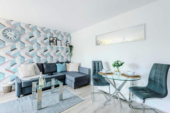 2 Bedroom Flat To Rent In - Birch Lane, Manchester, M13