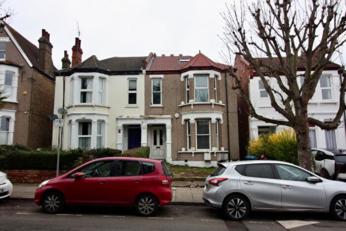 3 Bedroom Flat To Rent In Springfield Road, London, N11