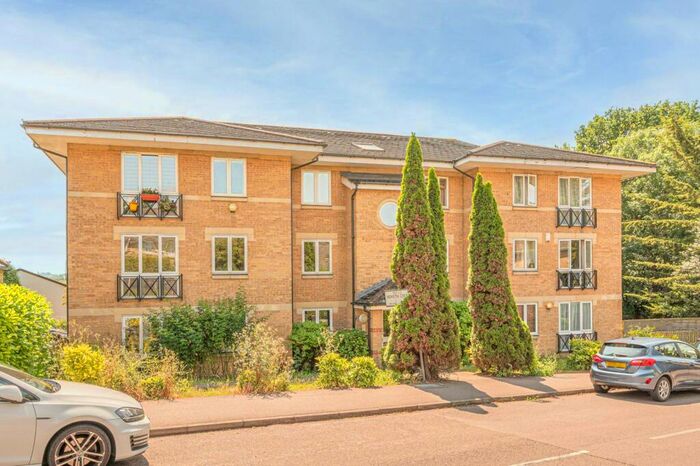 2 Bedroom Flat To Rent In Howeth Court, Friern Barnet, London, N11