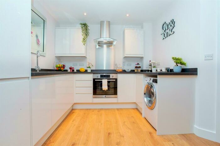 1 Bedroom Flat To Rent In Marketfield Way, Redhill, RH1