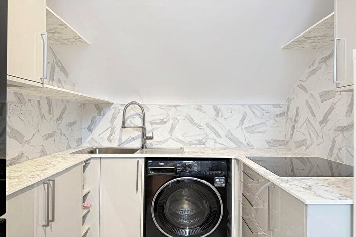 Flat To Rent In Chapel Market, Angel, N1