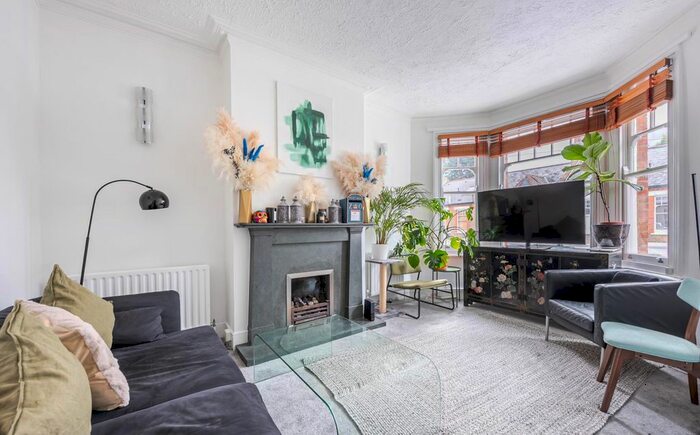 2 Bedroom Flat To Rent In Littlebury Road, London, SW4