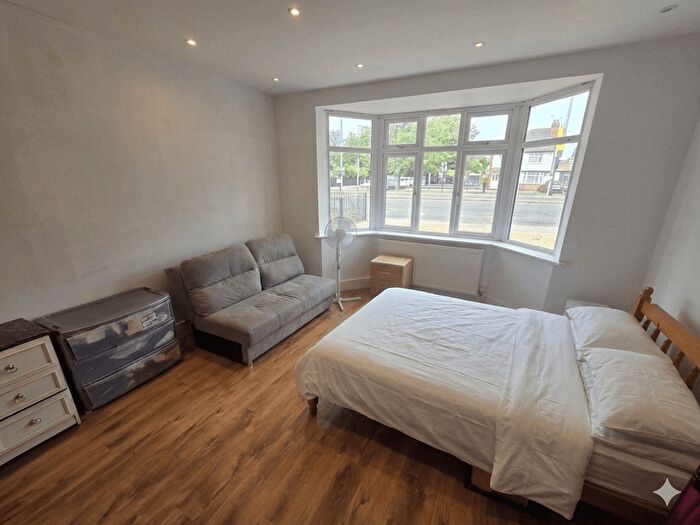3 Bedroom Flat To Rent In Great South West Road, Hounslow, TW4