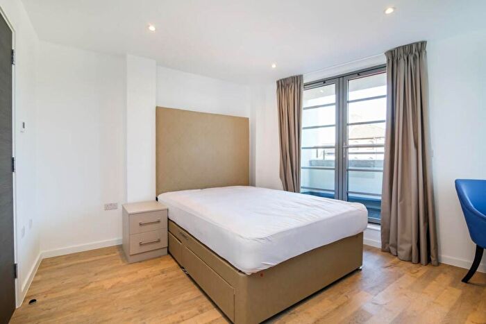 2 Bedroom Property To Rent In Hexagon Court, London, SW12
