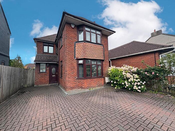 4 Bedroom Detached House For Sale In Waller Avenue, Luton, Beds, LU4