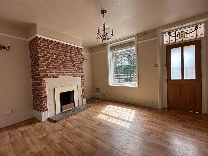 1 Bedroom End Of Terrace House For Sale In Grove Terrace, Birkenshaw, BD11