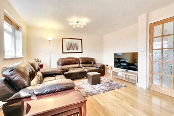 2 Bedroom Flat To Rent In Kentford Way, Northolt, Middlesex, UB5